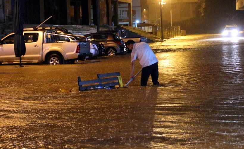 Rize'de sağanak yağmur etkili oluyor