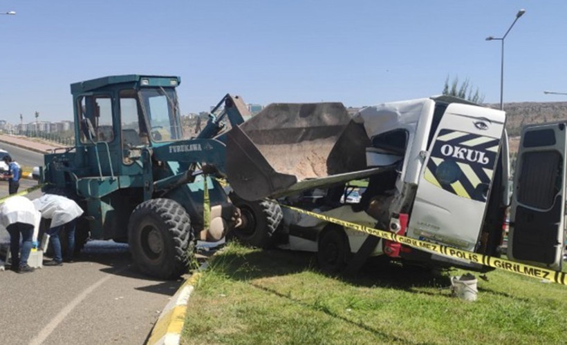 İş makinası okul servisine çarptı: 3'ü ağır 11'i çocuk olmak üzere 13 yaralı