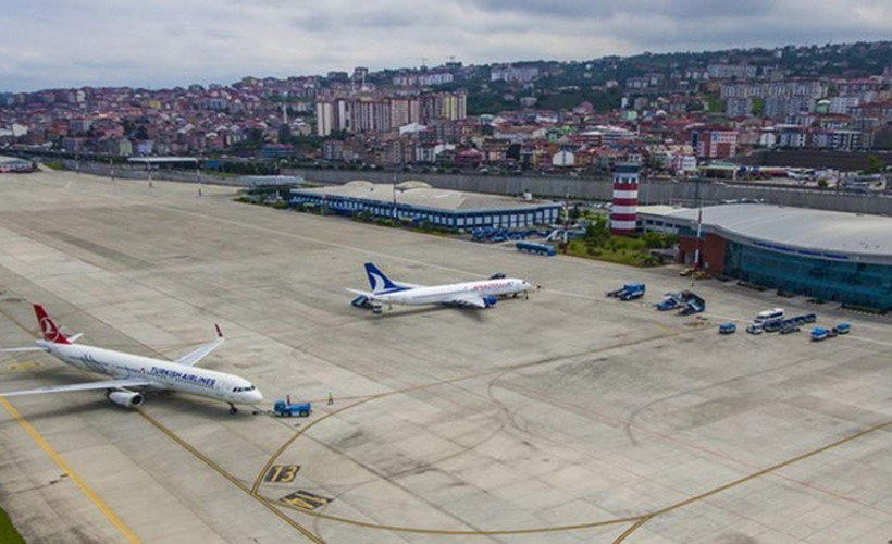 Trabzon Havalimanı'nda paralar havaya saçılmış