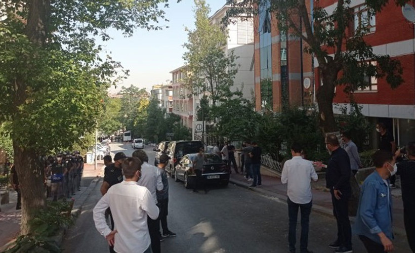 HDP Genel Merkez'i önüne gelen grup siyah çelenk bıraktı