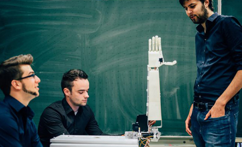 İşaret dili kullanabilen robot kolu üretildi