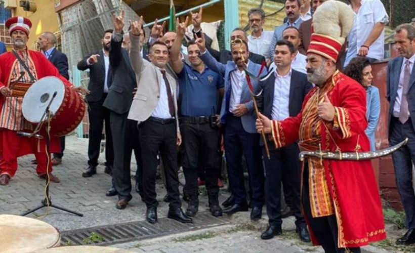 MHP etkinliğinde polisten tepki çeken 'bozkurt' işareti