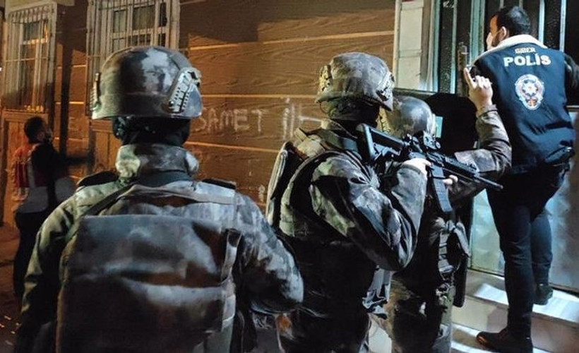 Polis ve asker evleri bastı: 3 gözaltı