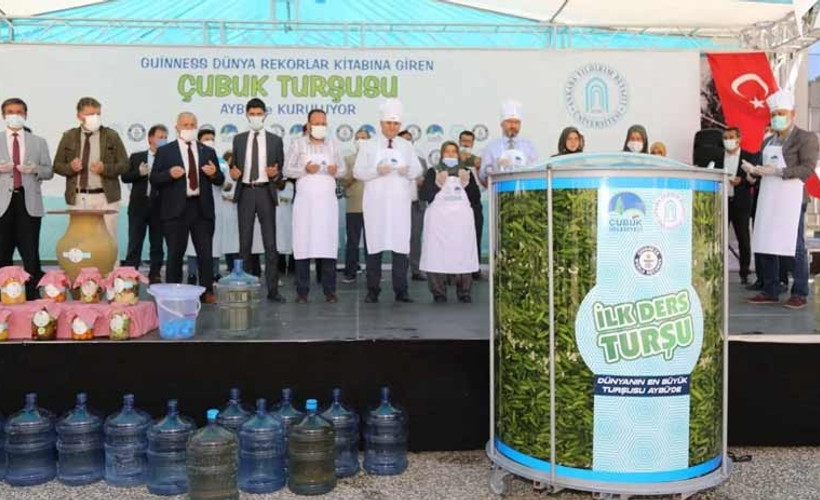 Ankara Yıldırım Beyazıt Üniversitesi akademisyen ve öğrencileri turşu kurdu