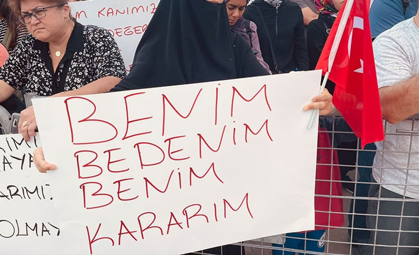 Aşılanmaya karşı 'Büyük Uyanış' mitingi düzenlendi