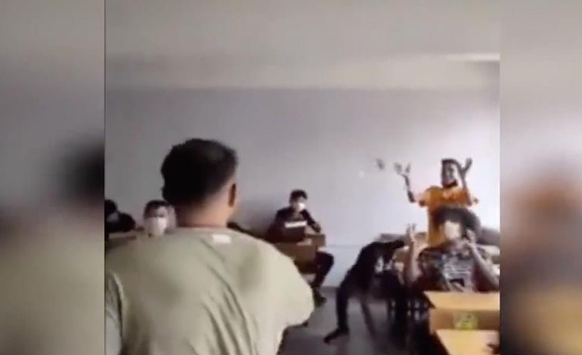 Sınıf başkanı seçilen öğrenci Dombra eşliğinde poşet çay dağıttı