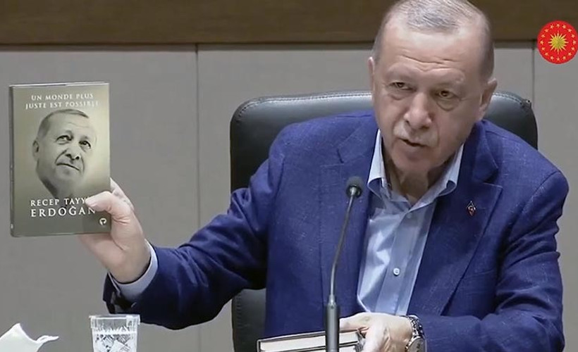 Kitabının Fransızcasını gösteren Erdoğan 'İngilizcesi' dedi