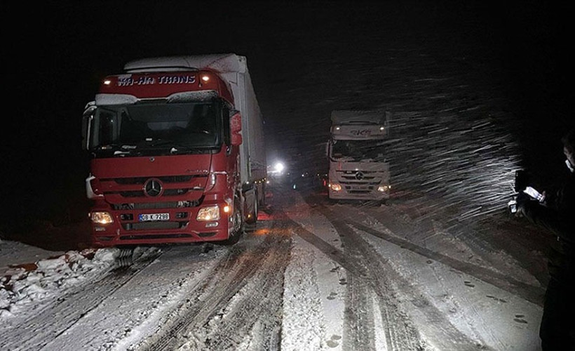 Ardahan'da kar ve tipi nedeniyle tırlar yolda kaldı