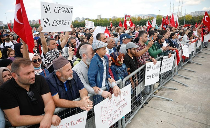 Aşı karşıtı bir kişi, mitingde polise yumruk attı