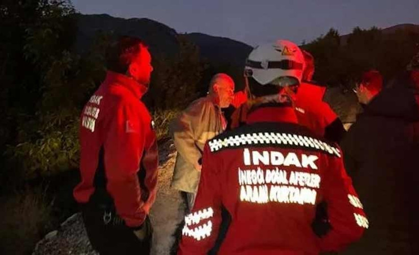 Ormanda kurtarma ekibiyle beraber kendini aradı