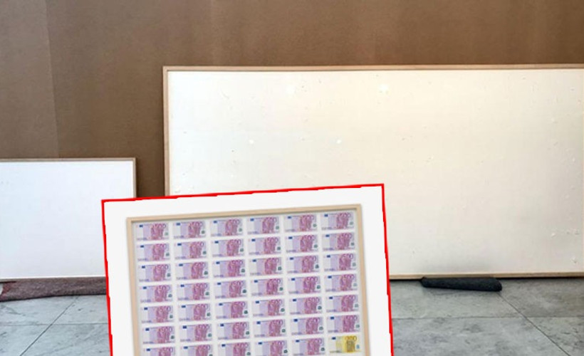 Müzenin paralarını alan sanatçı, sergiye 'Parayı Al ve Kaç' isimli boş tablolar gönderdi