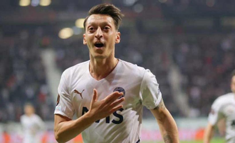 Mesut Özil, İngiltere'de futbol okulu kuruyor