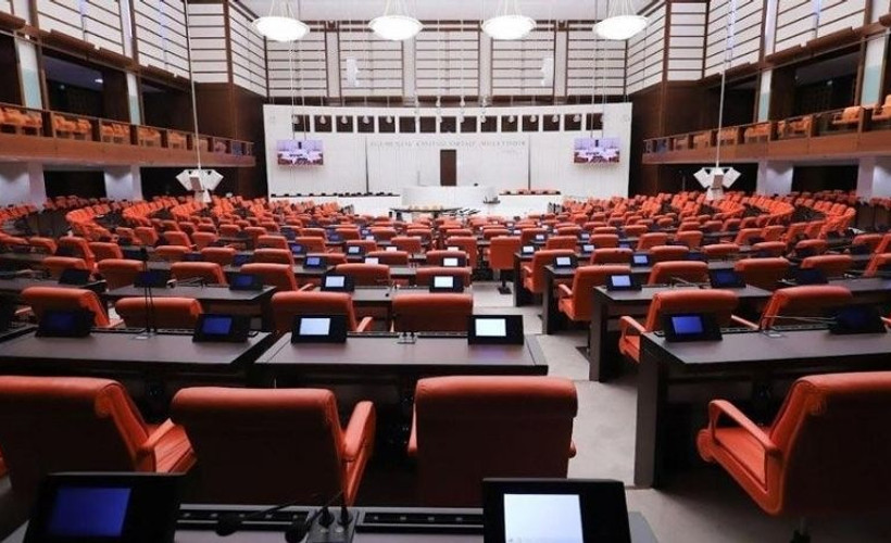 Meclis'te simultane çeviri krizi: 'Kürtçe'ye yer vermemek için diğer diller de silinmiş'