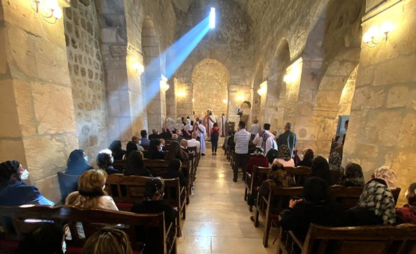 Avrupa'dan geri dönen Süryaniler, 1700 yıllık kiliselerini onarıp 'zılgıtlarla' açtı