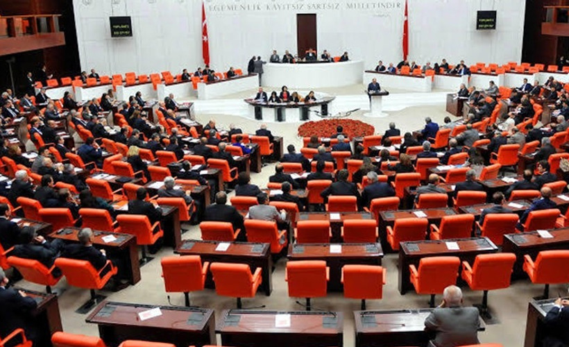 Resmi ilanların gazetelerde yayınlanmasını engelleyen düzenlemeden vazgeçildi