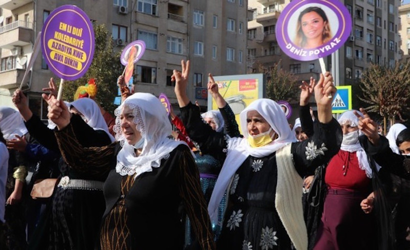 Diyarbakır'da kadın mitingi: Barış Annesi sarı kırmızı yeşil flama taşıyor diye gözaltına alındı