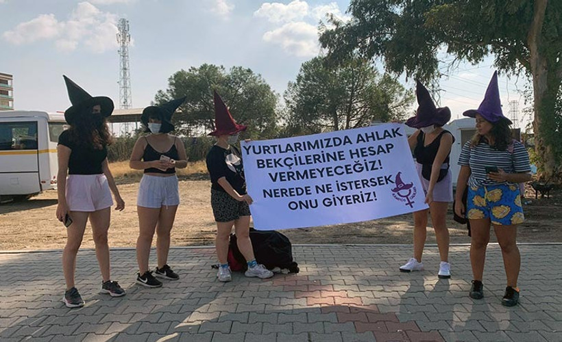 Yurtlarda 'pijama giyme yasağı' protesto edildi