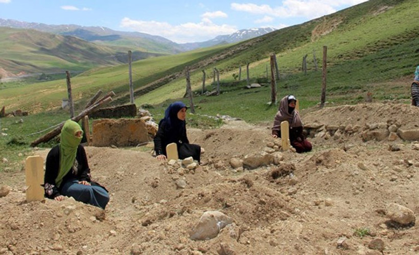 Atlar kavga etti, sahipleri birbirini vurdu: 5 ölü