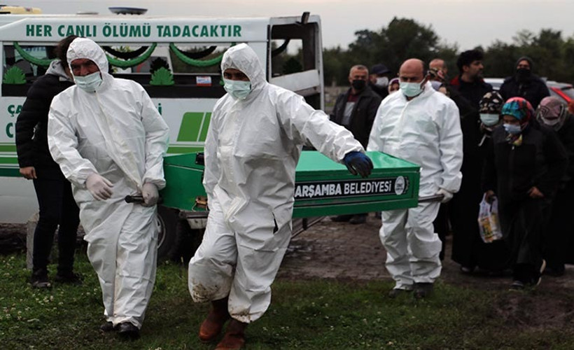 Hastane çalışanı iki kardeş 15 dakika arayla koronavirüsten öldü