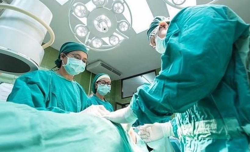 Dünyada ilk: Genetiğiyle oynanmış domuzun böbreği insana nakledildi