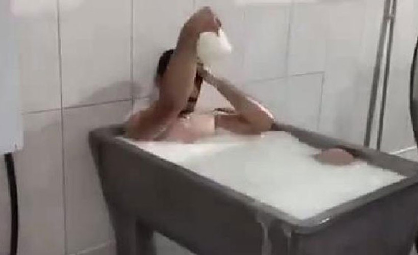 Süt banyosundan beraat etti, dava açmaya hazırlanıyor