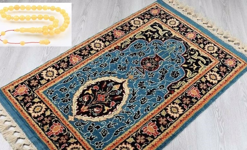 'Diyanet 3 bin 500 liraya seccade, 2 bin liraya tespih satıyor