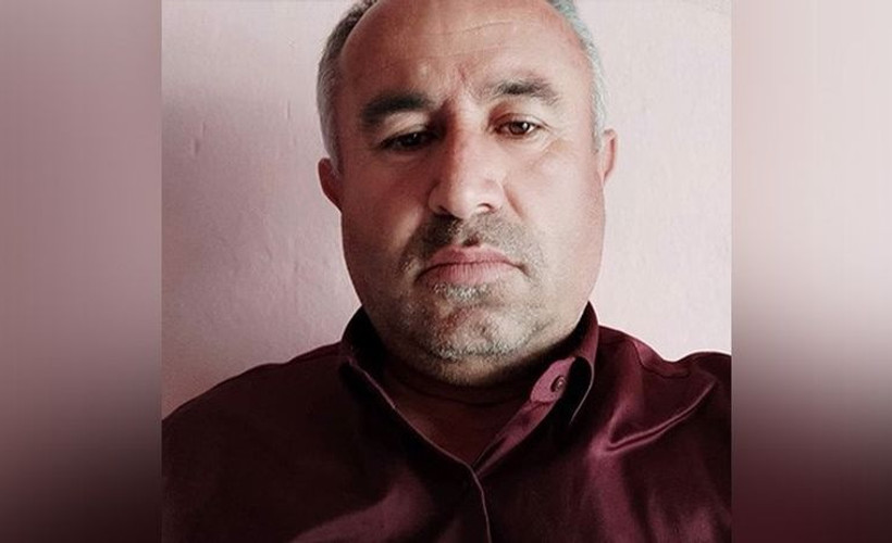 Hasat yapan çiftçi traktör ile makinenin arasında sıkışıp can verdi