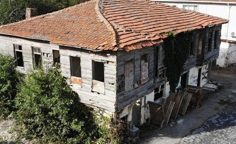 Tarihi Rum evleri harabeye döndü