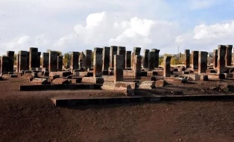 Ahlat'taki kazılarda 30'a yakın çocuk mezarı bulundu