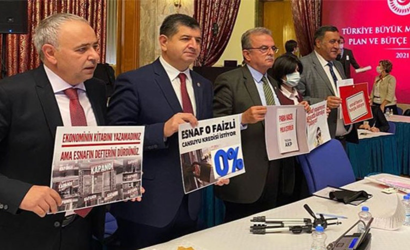 Ticaret Bakanlığı bütçe görüşmelerinde CHP’den pankartlı tepki: Esnaf, borcunu borçla ödüyor