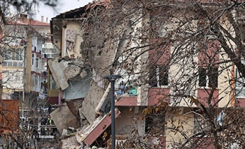 Patlama sonucu bir kısmı çöken Onbirler Apartmanı'nın yıkımı tamamlandı