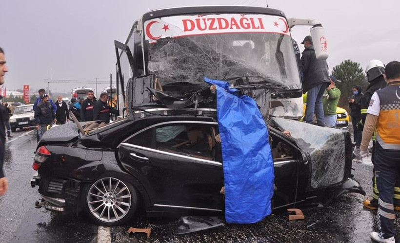 Fabrika işçilerini taşıyan servis ile otomobil çarpıştı: 2 ölü, 15 yaralı