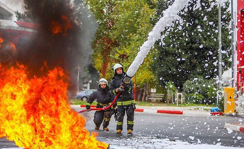Kadın itfaiyeciler: Herkesin kaçtığı yere biz koşarak giriyoruz