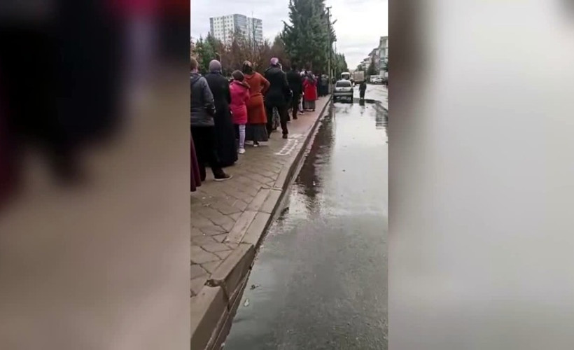Ankara'da 1 lira daha ucuz ekmek için yağmur altında metrelerce kuyruk oluştu