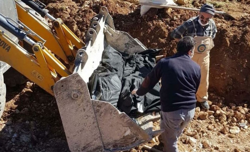 AKP'li belediye kepçeyle mezar taşıdı