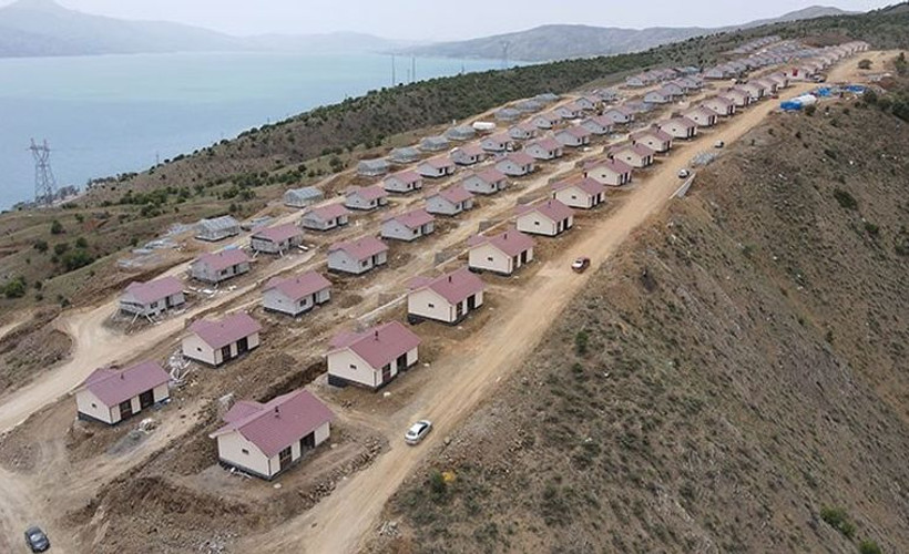 Deprem konutları ihalesini AKP'li eski vekilin akrabalarına vermişler