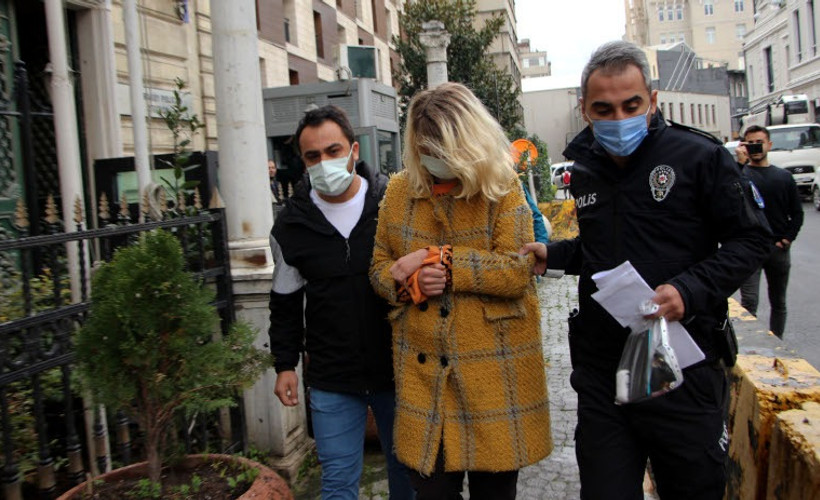Beyoğlu'nda Türk bayrağını koparan turistler gözaltına alındı