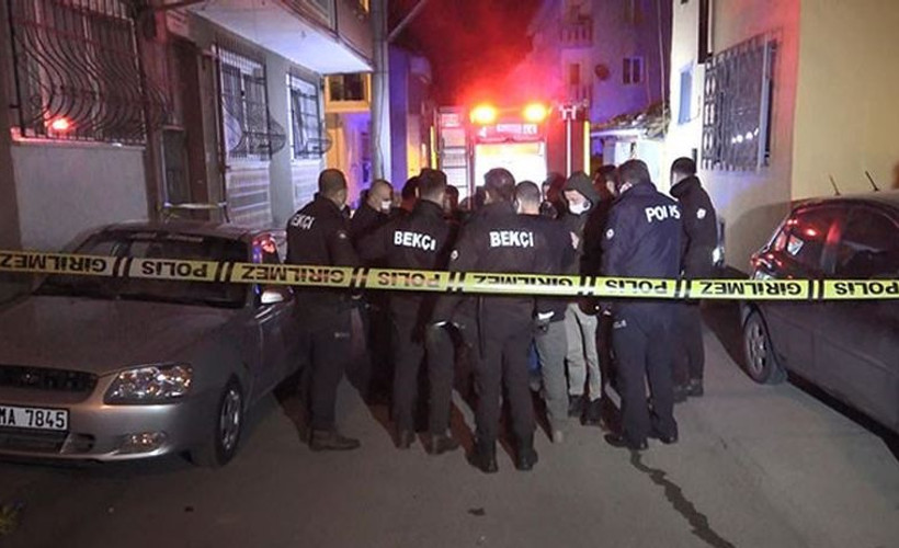 Eşini bıçaklayarak öldüren saldırgan, daireyi de ateşe verdi