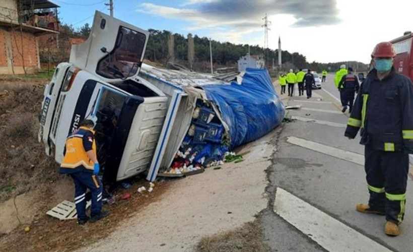 Kütahya'da sebze yüklü kamyonet devrildi: 1 ölü, 1 yaralı