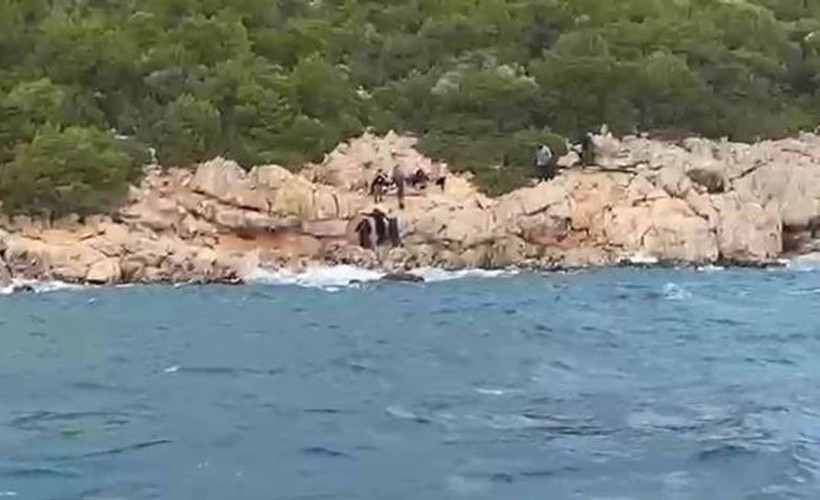 İzmir açıklarında göçmenleri taşıyan tekne battı: 2 ölü