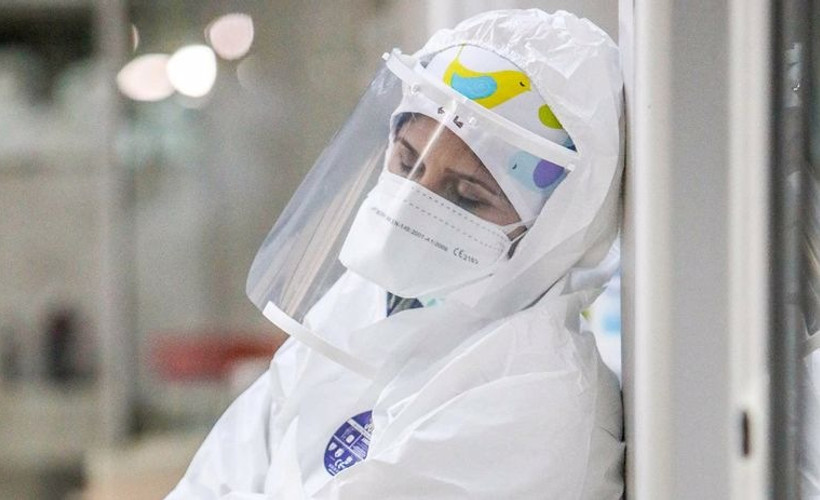 İngiltere'de 20 bin sağlıkçı Omicron nedeniyle karantinada