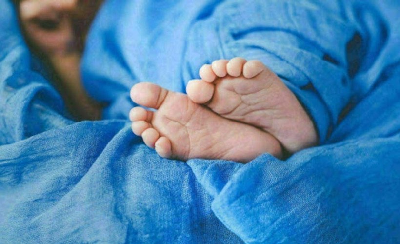 Anne karnındaki bebek 'öldü' diye kefenlendi, ağlayınca yaşadığı ortaya çıktı