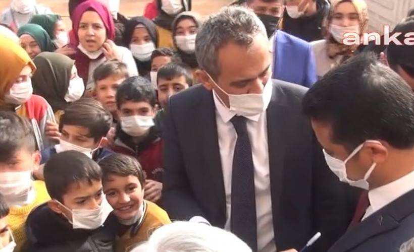Bakan, öğrencilerin önünde müdürü azarladı: Siz ne biçim adamsınız ya!