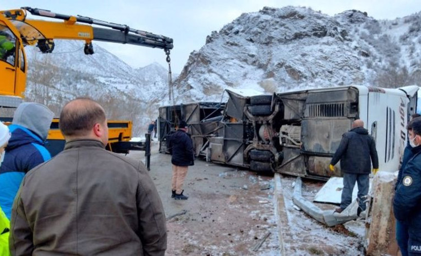 Yolcu otobüsü kaza yaptı: Bir ölü, 27 yaralı