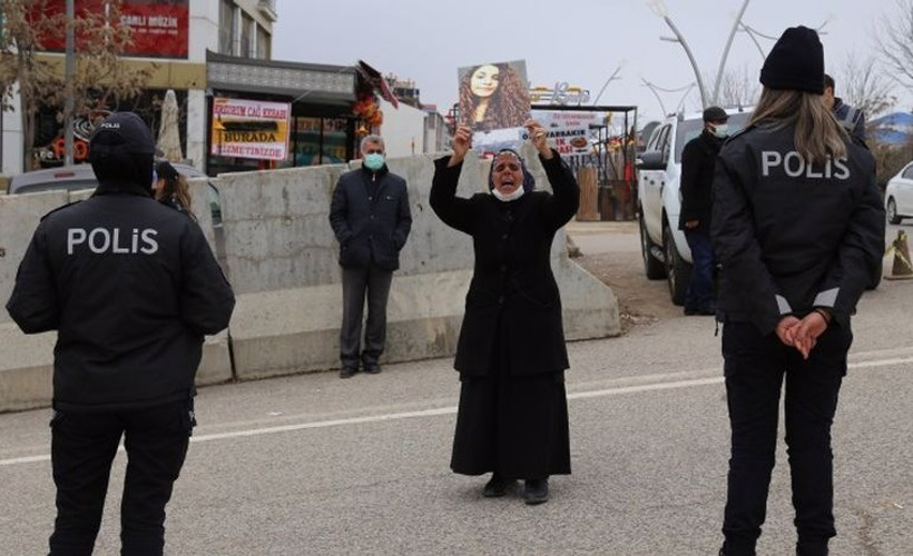 Kayıp üniversite öğrencisi Gülistan Doku için yapılan oturma eylemi 18'inci gününde