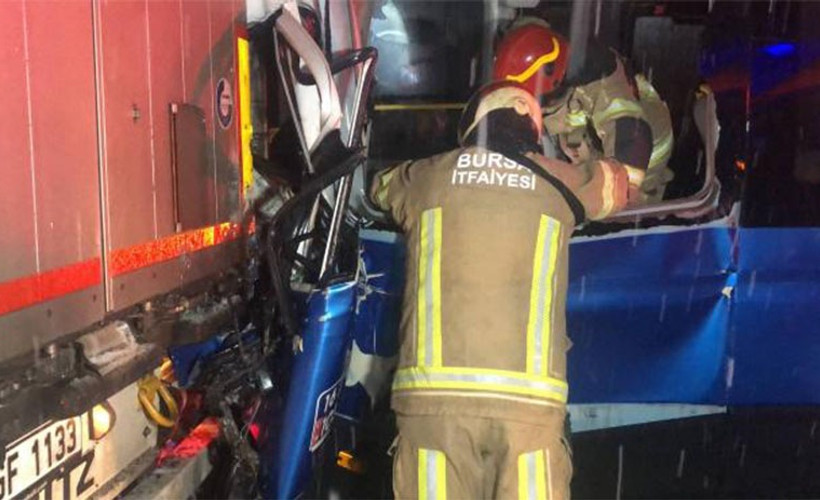 Bursa'da yolcu minibüsü tıra çarptı: 4 yaralı