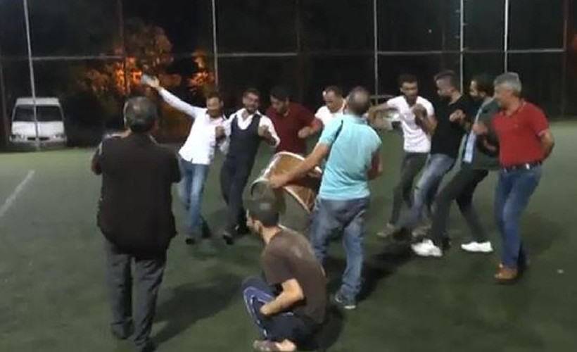 Halı saha kiralayıp halay çektiler