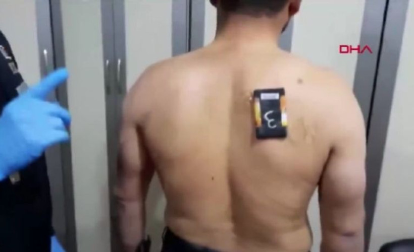 Sırtında 6 bin liralık kopya düzeneğiyle ehliyet sınavına girdi