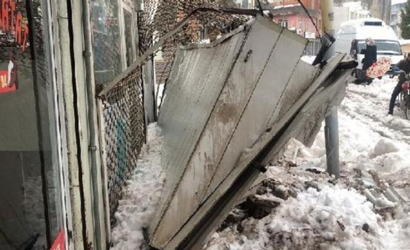 Karın ağırlığıyla devrilen tente bir çocuğu yaraladı