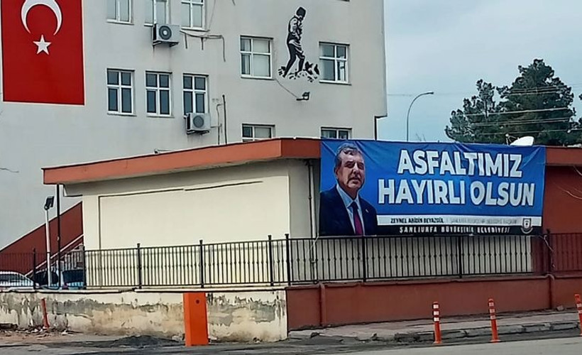 AKP’li belediye başkanı reklam pankartı astı, tepki gelince apar topar kaldırdı